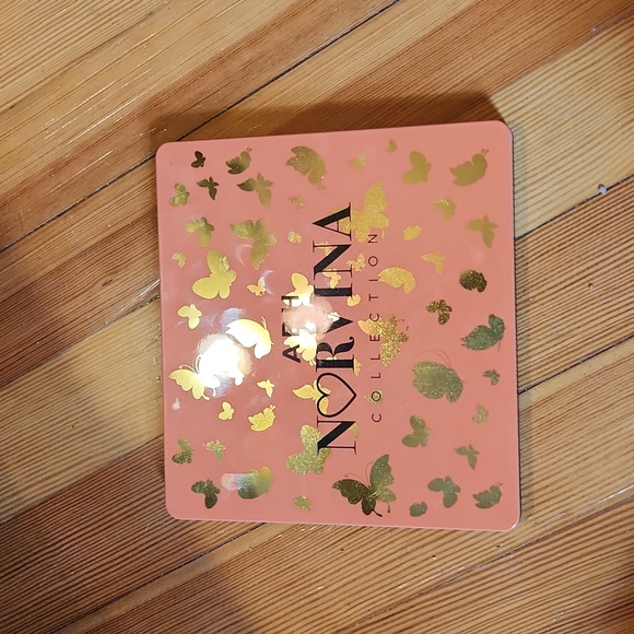 Like New Norvina Vol 3 Palette!! - Picture 2 of 3